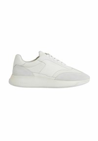 Sneaker bianca con pelle liscia e accenti in camoscio, suola ammortizzata, design con lacci e branding discreto sul lato.