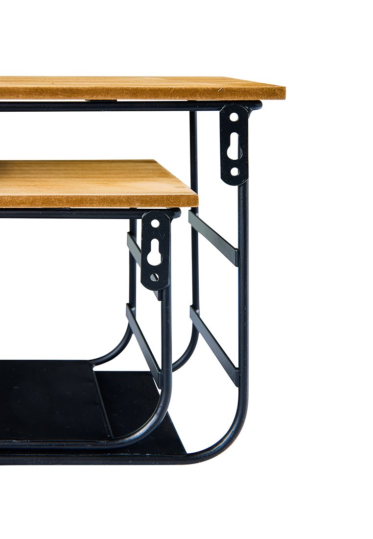 Houten tafelblad met een natuurlijke afwerking, ondersteund door een zwart metalen frame. Kenmerkt zich door twee gestapelde oppervlakken en een rechthoekige vorm.