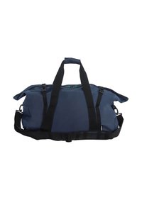 Bolsa de viaje navy hecha de tela duradera con correas negras, cierre de cremallera y un hebilla lateral para un soporte ajustable en el hombro.