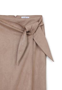 Jupe en suédine beige avec un détail de ceinture à la taille, présentant une texture lisse et une fermeture éclair dissimulée à l'arrière.