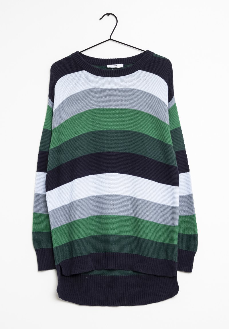 Gestreifter Pullover in verschiedenen Grüntönen, Marineblau und Grau. Gerippte Textur mit rundem Halsauschnitt und abgerundetem Saum. Hängt an einem schwarzen Haken.