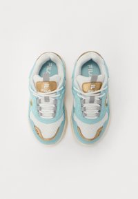 Világoskék és fehér sneaker, hálós anyagból készült, arany díszítésekkel és textúrázott részletekkel. Párnázott nyelvvel és fűzőrendszerrel rendelkezik.