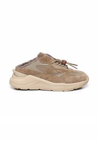 Sneaker beige con un mix di materiali scamosciati e sintetici, punta rotonda, suola spessa e dettagli marroni con colletto foderato in pelliccia.