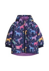 Børns vandtætte jakke i marineblå med et farverigt enhjørningemønster, med hætte og lilla fleeceforing. Lynlås lukning foran.
