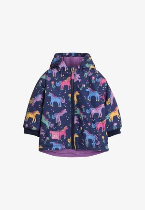 Jachetă waterproof pentru copii, de culoare bleumarin, cu un model de unicorni în culori vii, dotată cu glugă și căptușeală din fleece purpuriu. Închidere cu fermoar în față.