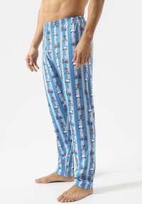 Blaue Pyjamahosen mit elastischem Bund, die einen verspielten Aufdruck von Figuren auf Fahrrädern zeigen. Der Stoff wirkt weich und hat eine leichte Textur.