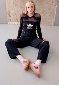 adidas Originals GAZELLE BOLD  - Joggesko - pink glow/victory blue