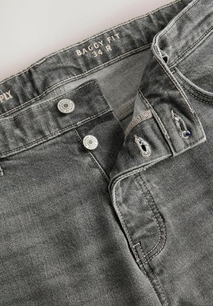Jeans in denim grigio dalla vestibilità ampia con bottoni argentati e tasche cucite. Il materiale presenta una texture leggermente usurata con un design classico.