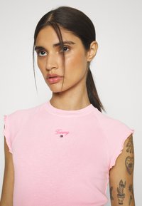 Tommy Jeans SLIM RUCHE SCRIPT TEE - Camiseta básica - ballet pink