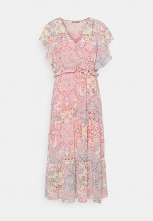 Roze jurk met paisleypatroon, korte fluttermouwen, elastische taille en gelaagd rok; gemaakt van lichtgewicht, doorschijnende stof.