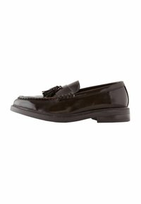 Brauner Lederloafer mit glänzender Oberfläche, verziert mit einem geknoteten Quastenakzent und dekorativer Naht entlang der Kante. Niedriger, flacher Absatz.