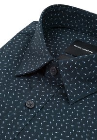 Ciemnoniebieska koszula z małym jasnoniebieskim wzorem geometrycznym, z zapięciem na guziki i markowymi czarnymi guzikami.