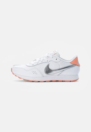 NIKE VALIANT - Baskets basses - white/ silver-crimson bliss