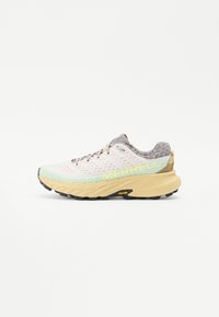 Chaussure de course légère avec une tige en tricot respirant, un schéma de couleur blanc et menthe, un logo "MERRELL" jaune bien en vue, et une semelle noire robuste.