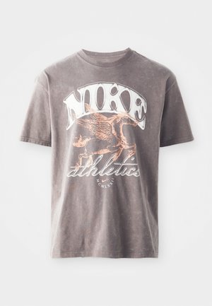 Grå bomulds T-shirt med et hvidt "Nike" logo og en orange grafik af en bevinget hest med "atletik" nedenunder, rund hals design.