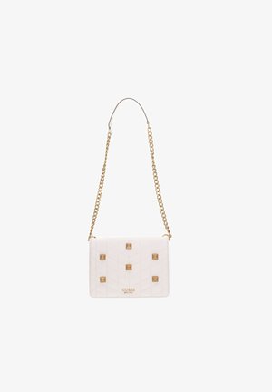Bolso de mano acolchado blanco con herrajes en tono dorado, que presenta tachuelas en forma de pirámide y una cadena como asa. Forma rectangular compacta, diseño minimalista.