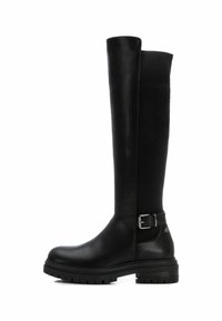Botas negras hasta la rodilla hechas de cuero suave, con puntera redondeada, suela de goma gruesa y un detalle de hebilla lateral.