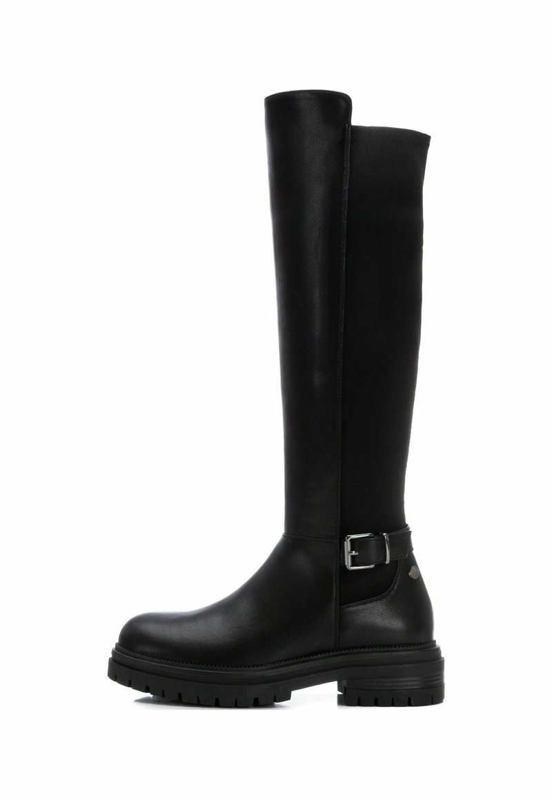 Botas negras hasta la rodilla hechas de cuero suave, con puntera redondeada, suela de goma gruesa y un detalle de hebilla lateral.