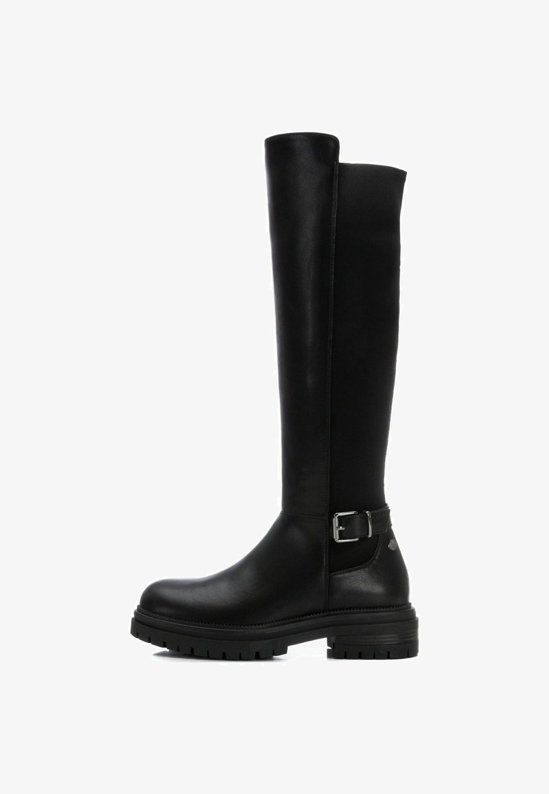 Botas negras hasta la rodilla hechas de cuero suave, con puntera redondeada, suela de goma gruesa y un detalle de hebilla lateral.