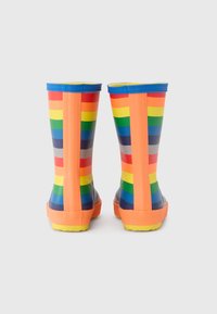 Καουτσούκ μπότες με ουράνιο τόξο μοτίβο και κάθετες ρίγες σε πορτοκαλί, μπλε, πράσινο και κίτρινο χρώμα. Διαθέτουν υφή στη σόλα και μπλε κορυφαίο περίγραμμα.