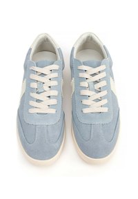 Sneakers in suede azzurro chiaro con lacci e dettagli bianchi, punta arrotondata e cuciture testurizzate sulla parte superiore e laterale.
