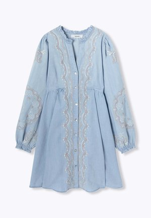 Robe en chambray bleu clair avec de longues manches bouffantes, boutons sur le devant, col volanté et broderies blanches et roses délicates le long du buste.