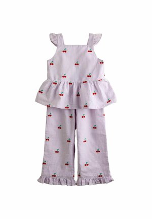 Dziewczęcy komplet: jasnofioletowy bezrękawnik i spodnie z nadrukiem czerwonych wiśni oraz falbankami na ramiączkach, dole bluzki i nogawkach spodni.