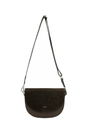 Sac bandoulière en cuir marron foncé avec sangle réglable et fermoir argenté, design simple avec un petit logo sur le rabat avant.
