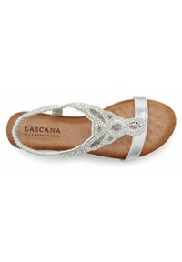 Sandalo con perline argento e cinturino metallico liscio, con una soletta marrone a contrasto e un marchio impresso sulla soletta.