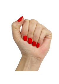 Rode nagellak op korte, vierkante nagels met een glanzende afwerking, weergegeven op een gedeeltelijk gesloten hand tegen een witte achtergrond.