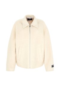 Jasnokremowa kurtka polarowa z zamkiem z przodu, kołnierzykiem typu point, dwoma bocznymi kieszeniami i czarną naszywką z logo na rękawie. Miękka tekstura i luźny krój.