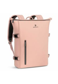 Zaino impermeabile rosa con finitura opaca, spallacci regolabili, tasca laterale con zip e dettagli neri. Logo visibile sulla parte anteriore.