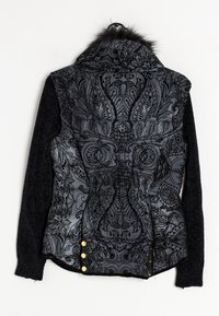 Veste noire à motifs avec des designs floraux en velours, manches texturées, col en fausse fourrure et boutons dorés à l'ourlet, présentée sur un cintre.