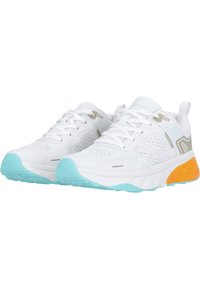 Weiße Sportschuhe mit einem Obermaterial aus Mesh, verziert mit türkisfarbenen und orangefarbenen Akzenten an der Sohle und den Schnürsenkeln. Belüftungslöcher und strukturierte Muster sind vorhanden.