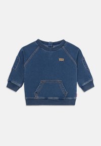 Blå denimtröja för småbarn med kenguruficka, ribbad muddar och liten Levi's-logotyp på bröstet.