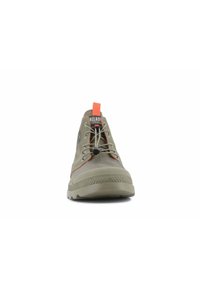 Scarpa atletica beige con tomaia in rete grigia e suola in gomma. Presenta un lacci elastici e un'etichetta di presa arancione per una vestibilità sicura.