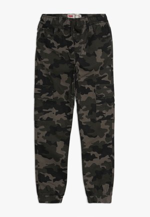 Pantalon cargo camouflage pour enfants avec taille élastique et poignets aux chevilles, comprenant plusieurs poches et une fermeture à cordon.