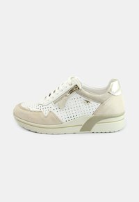 Sneaker bianco e beige con tomaia perforata, dettagli argentati, lacci anteriori e zip laterale. Presenta una suola testurizzata per una migliore aderenza.