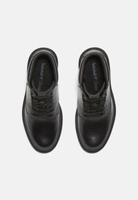 Botas de cuero negras con un diseño de tobillo alto, cordones duraderos y superficie texturizada; cuentan con una plantilla acolchada para mayor comodidad.