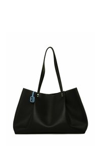 Čierna taška na rameno vyrobená z umelého materiálu s dvojitými ušami, obsahujúca modrú etiketu a kontrastným bielym prešívaním pozdĺž okrajov.