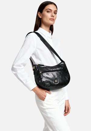 Borsa a tracolla in pelle nera con finitura lucida, forma curva, ferrature dorate, tasca frontale con zip e tracolla ampia con marchio.