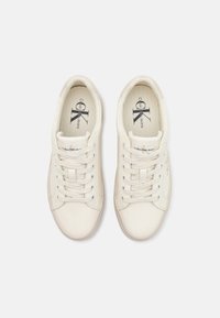 Calvin Klein Jeans FLATFORM LACEUP - Sneakers basse - creamy white/eggshell
