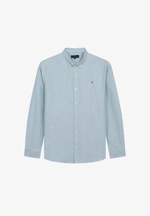 Camisa de botones de manga larga a rayas azul claro y blanca con cuello puntiagudo y pequeño logo en el pecho. Tela de algodón suave, corte regular.