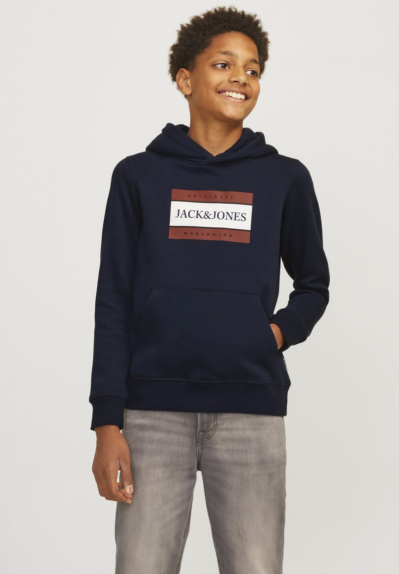 Sudadera con capucha de color azul marino, con un bolsillo frontal y una etiqueta de logo en blanco, rojo y marrón. Tejido suave de mezcla de algodón, corte estándar.