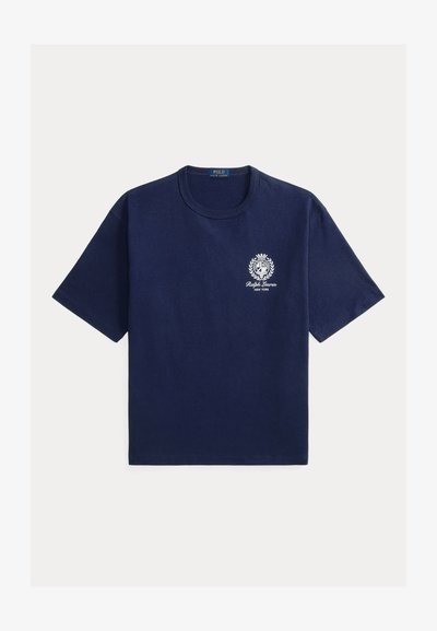 Marineblaues Baumwoll-T-Shirt mit kurzen Ärmeln, rundem Ausschnitt und weißem Logo mit Lorbeerakzenten auf der linken Brustseite.