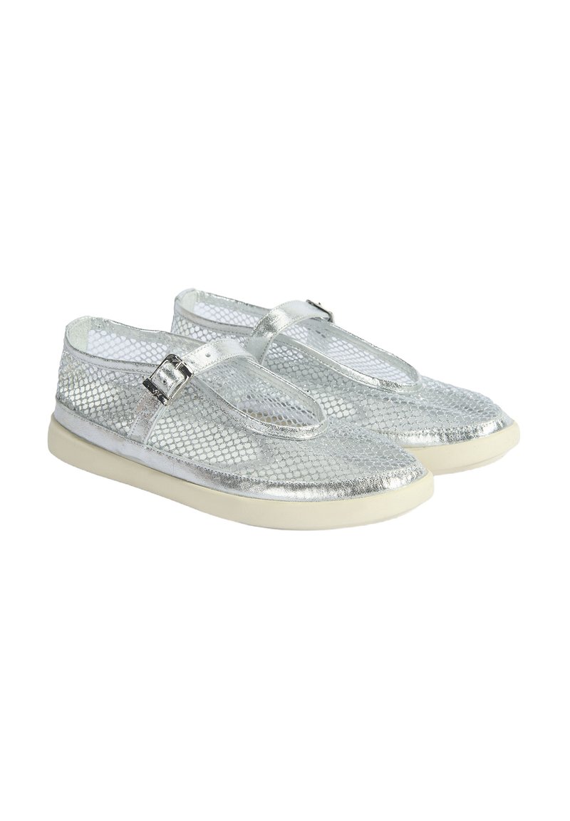 Silberne Netzschuhe mit einem perforierten Design, ausgestattet mit einem Schnallenriemen und einer weißen Gummisohle. Runde Zehenform und leichte Konstruktion.