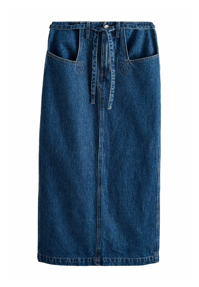 Fustă din denim de culoare albastră închisă, până la genunchi, cu un cordon la talie, două buzunare frontale și cusături vizibile pe margini.