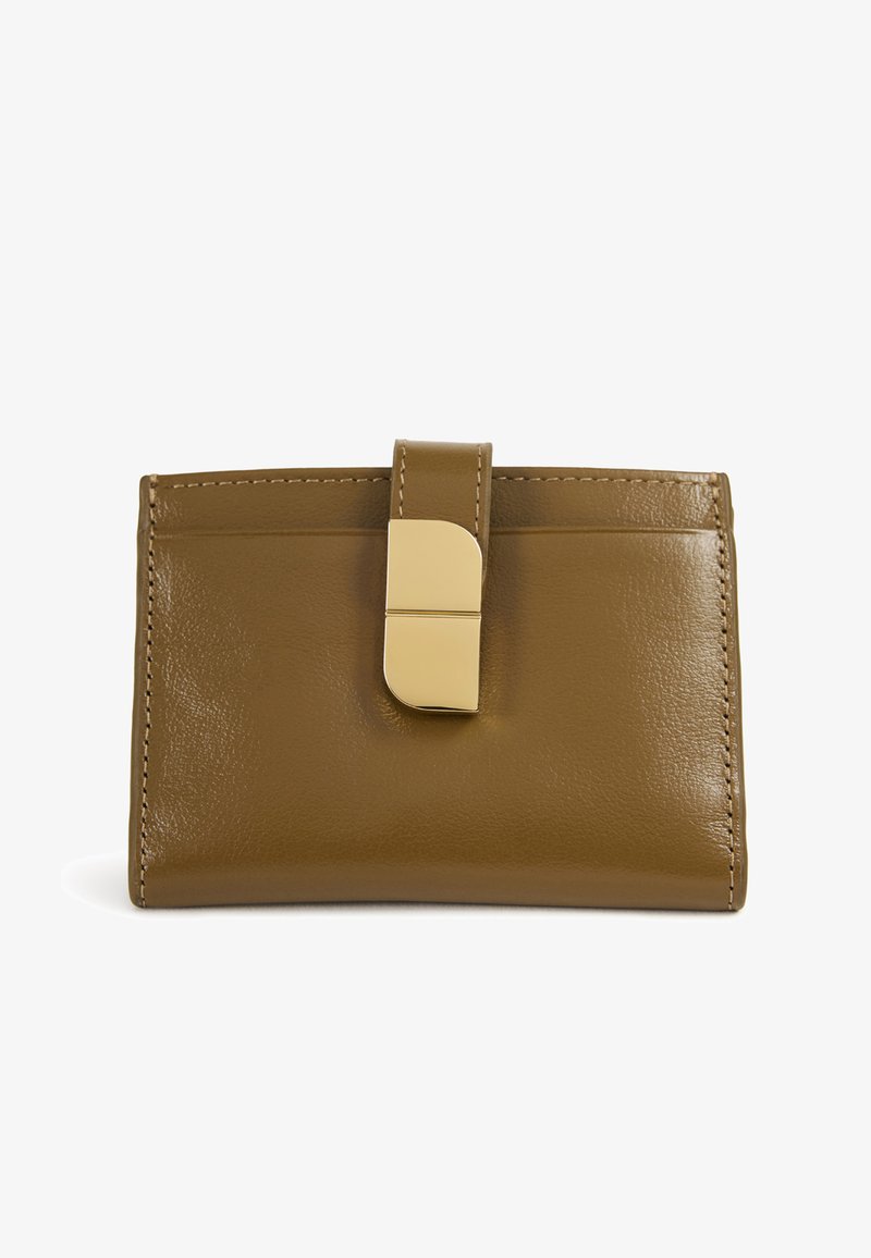 Portefeuille en cuir marron à texture lisse, doté d'un fermoir doré et de bords cousus. Design compact adapté aux cartes et aux espèces.