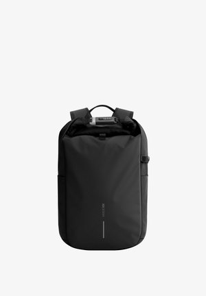 Zwarte rugzak van duurzaam materiaal, met verstelbare schouderbanden, een roll-top sluiting en een zijvak. Minimalistisch ontwerp met een logo aan de voorkant.