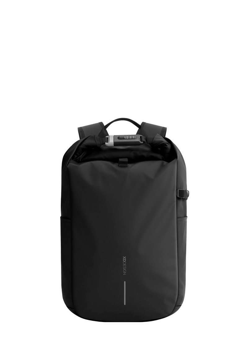 Sac à dos noir en tissu durable, avec des bretelles réglables, une fermeture en rouleau et une poche latérale. Design minimaliste avec un logo sur le devant.